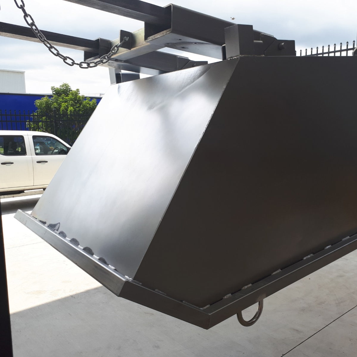Self Tipping Bins With Pour Edge